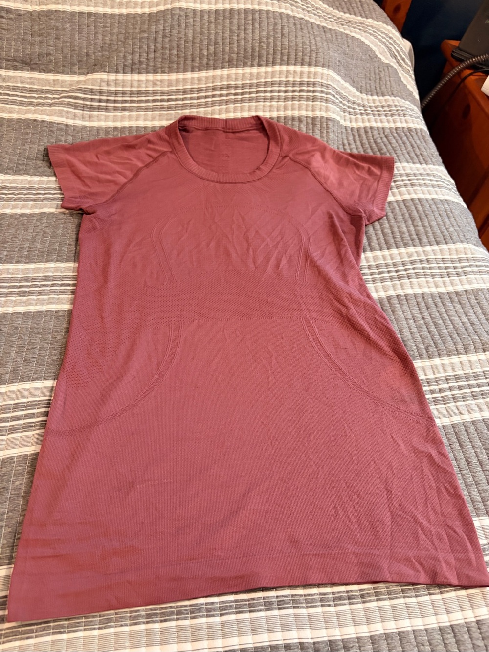 Lululemon Women’s 8 Swiftly Short Sleeve Seamless Tunic Top in Mauve